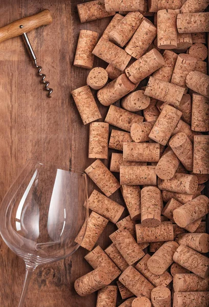 Weinglas Wein auf Korken und Holz Hintergrund. Poster-Konzept Design Foto-Shooting — Stockfoto