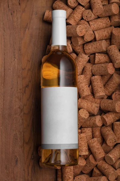 Plantilla de botella de vidrio blanco de vino sobre corchos y fondo de madera. Póster concepto diseño foto rodaje —  Fotos de Stock