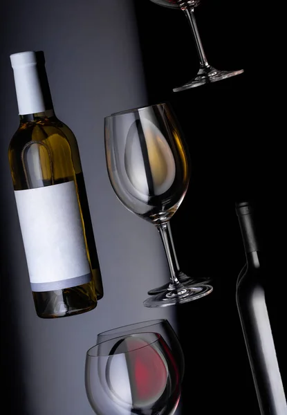 Bottiglia di vetro bianco con vino con tappi su sfondo di legno nero Poster concept design photo shooting — Foto Stock