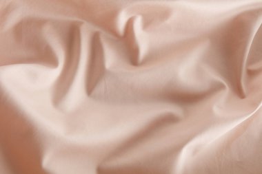 Yumuşak kıvrımlar ve kıvrımlarla yumuşatıcı bir görüntü oluşturan şeftali rengi kumaş zarif bir şekilde düzenlenmiştir. Malzeme öğleden sonra ışıklarını yakalıyor, sıcaklığını ve dokusunu arttırıyor..