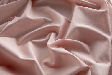 Hassas allık kumaş bir yüzeye yerleştirilir, zarif kıvrımlar ve kıvrımlar yaratarak pürüzsüz dokusunu ve ince parıltısını doğal ışıkta vurgular..