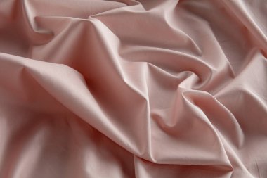 Hassas allık kumaş bir yüzeye yerleştirilir, zarif kıvrımlar ve kıvrımlar yaratarak pürüzsüz dokusunu ve ince parıltısını doğal ışıkta vurgular..