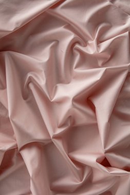 Hassas allık kumaş bir yüzeye yerleştirilir, zarif kıvrımlar ve kıvrımlar yaratarak pürüzsüz dokusunu ve ince parıltısını doğal ışıkta vurgular..