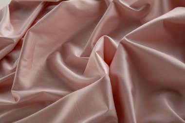 Hassas allık kumaş bir yüzeye yerleştirilir, zarif kıvrımlar ve kıvrımlar yaratarak pürüzsüz dokusunu ve ince parıltısını doğal ışıkta vurgular..