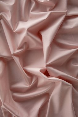 Hassas allık kumaş bir yüzeye yerleştirilir, zarif kıvrımlar ve kıvrımlar yaratarak pürüzsüz dokusunu ve ince parıltısını doğal ışıkta vurgular..