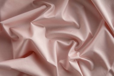 Hassas allık kumaş bir yüzeye yerleştirilir, zarif kıvrımlar ve kıvrımlar yaratarak pürüzsüz dokusunu ve ince parıltısını doğal ışıkta vurgular..