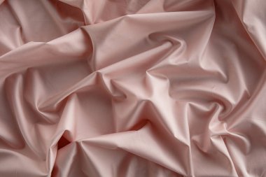 Hassas allık kumaş bir yüzeye yerleştirilir, zarif kıvrımlar ve kıvrımlar yaratarak pürüzsüz dokusunu ve ince parıltısını doğal ışıkta vurgular..