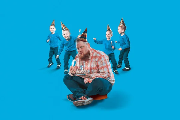 Malentendu Un Homme Adulte Avec Un Enfant Heureux Dans Une Casquette De Fete Tenant Un Gateau A L Anniversaire D Un Enfant Sur Fond Bleu Concept De Vacances Photo Studio Shooting Enfance Malentendu Un Homme Adulte Avec Un Enfant Heureux Dans Une Casquette De Fete Tenant Un Gateau A L Anniversaire D Un Enfant Sur Fond Bleu Concept De Vacances Photo Studio Shooting Enfance