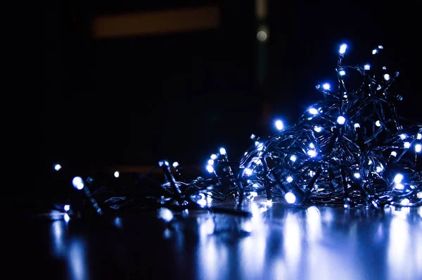 クリスマスの背景。フェスティバルエレガントな抽象的な背景とともにボケ味のライトと星 — ストック写真
