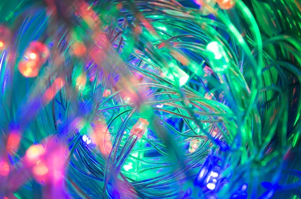 Guirlande légère de lumières colorées . — Photo