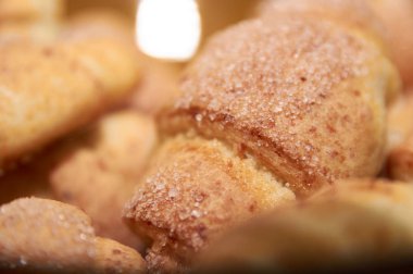 şeker ile taze pişmiş kruvasan