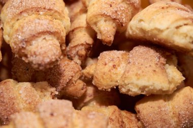 şeker ile taze pişmiş kruvasan