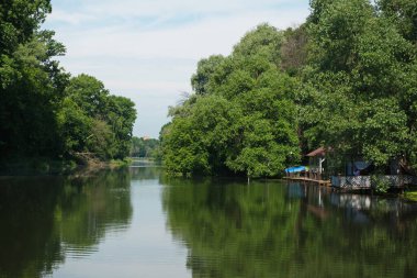 Shchelkovo / Rusya - 06.21.2014: Vyazma Nehri ve Moskova yakınlarında binaları olan kıyı bölgesi.