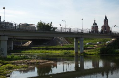 Shchelkovo / Rusya - 06.21.2014: Şehrin geri kalanının yaşadığı kıyı bölgesi.