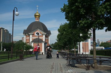 Shchelkovo / Rusya - 06.21.2014: Çanı olan eski bir şapel. Vyazma nehrinin seti. Moskova bölgesinde bir şehir..