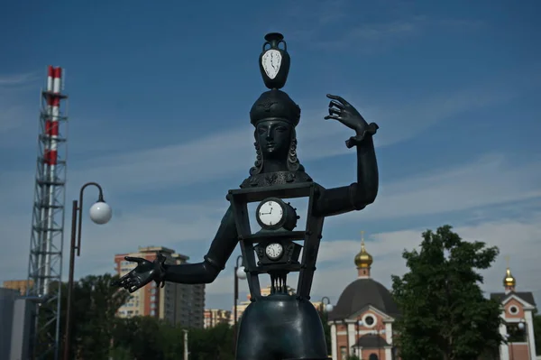 Shchelkovo Ρωσία 2014 Μεταλλικό Άγαλμα Άνδρα Πρόσωπο Ρολογιού Διαφορετικού Μεγέθους — Φωτογραφία Αρχείου