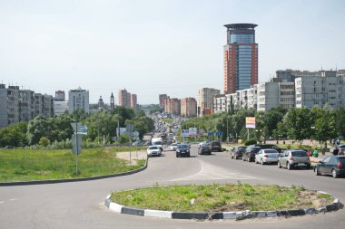 Shchelkovo / Rusya - 06.21.2014: Sokaklar ve köprüler. Moskova yakınlarındaki küçük bir kasabanın sakinleri kişisel bir iş için gönderiliyor..