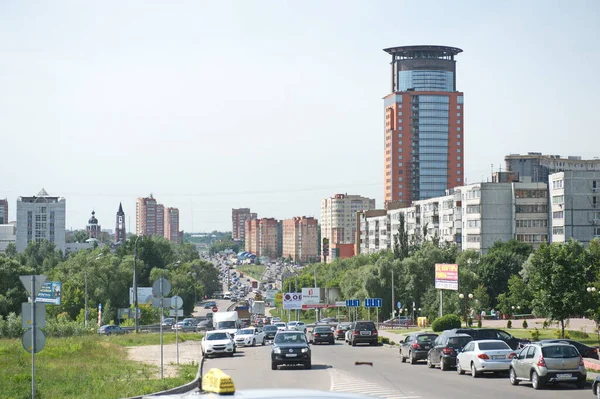 Shchelkovo / Rusya - 06.21.2014: Sokaklar ve köprüler. Moskova yakınlarındaki küçük bir kasabanın sakinleri kişisel bir iş için gönderiliyor..
