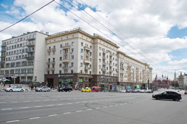 Moskova / Rusya - 06.22.2014: Şehir sokaklarında trafik. İnsanlar ve araçlar işlerine devam ediyorlar. Mimarlık ve elektrik iletişimi.