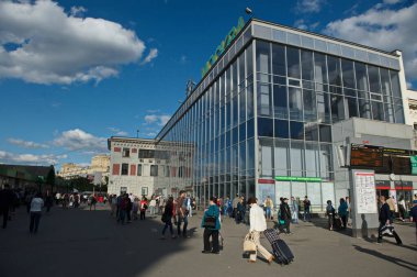 Moskova / Rusya - 06.22.2014: Şehir sokaklarında trafik. İnsanlar ve araçlar işlerine devam ediyorlar. Mimarlık ve elektrik iletişimi.