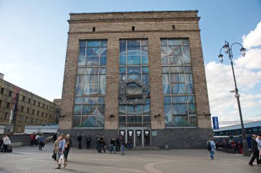 Moskova / Rusya - 06.22.2014: Şehir sokaklarında trafik. İnsanlar ve araçlar işlerine devam ediyorlar. Mimarlık ve elektrik iletişimi.