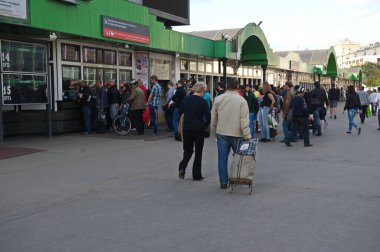 Moskova / Rusya - 06.22.2014: Şehir sokaklarında trafik. İnsanlar ve araçlar işlerine devam ediyorlar. Mimarlık ve elektrik iletişimi.