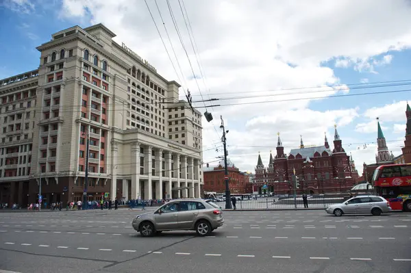 モスクワ ロシア 2014年6月22日 市街地への交通 人々と車は彼らのビジネスについて行っている 建築及び電気通信 — ストック写真