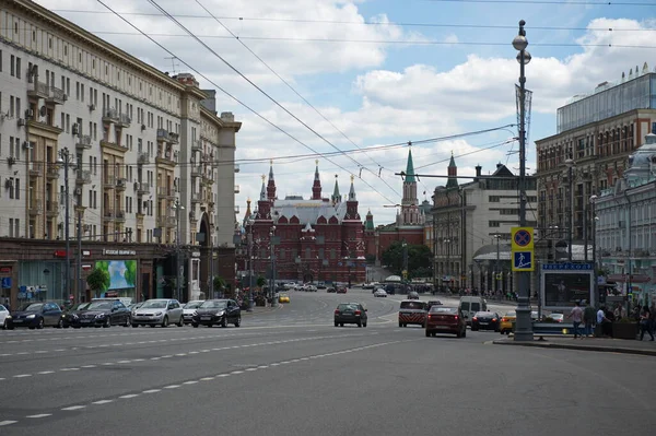 モスクワ ロシア 2014年6月22日 市街地への交通 人々と車は彼らのビジネスについて行っている 建築及び電気通信 — ストック写真