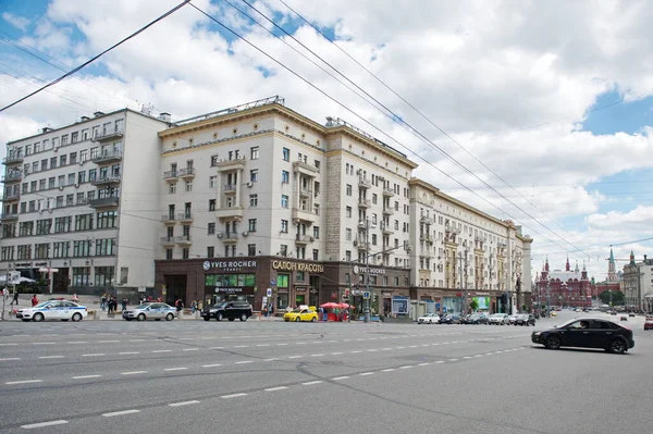 Moscow Russia 2014 Traffic City Streets 人和车辆都在忙着自己的事 建筑和电力通信 — 图库照片
