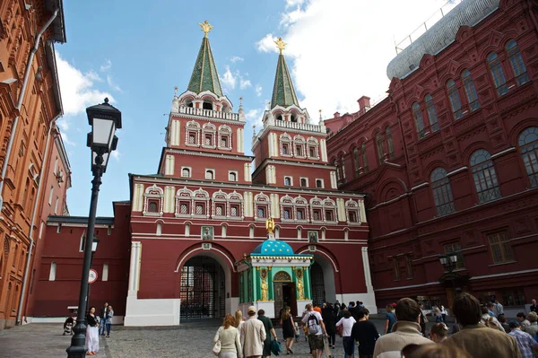 Moskova / Rusya - 06.22.2014: Şehir sokaklarında trafik. İnsanlar ve araçlar işlerine devam ediyorlar. Mimarlık ve elektrik iletişimi.