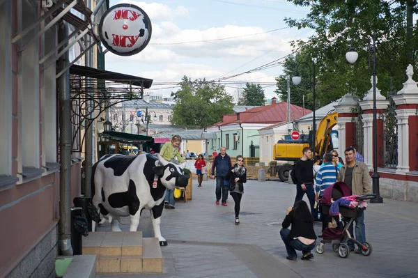 モスクワ ロシア 2014年6月22日 市街地への交通 人々と車は彼らのビジネスについて行っている 建築及び電気通信 — ストック写真