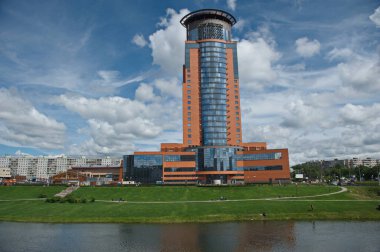 Schelkovo, Rusya - 06.22.2014: Vyaz 'ma nehrinin seti boyunca uzanan idari binalar. Moskova oblast.