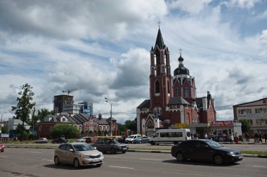 Shchelkovo / Rusya - 06.22.2014: Moskova yakınlarındaki küçük bir şehrin caddelerinde trafik.