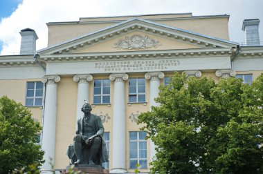 Moskova / Rusya-06.22.2014: Lomonosov Devlet Üniversitesi. Rus bilim adamının anıtı.