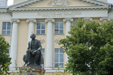 Moskova / Rusya-06.22.2014: Lomonosov Devlet Üniversitesi. Rus bilim adamının anıtı.