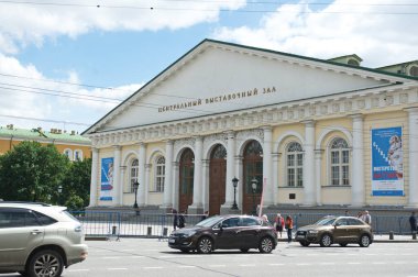 Moskova / Rusya-06.22.2014: Merkezi sergi salonunun inşaatı. Sokakta trafik vardı..