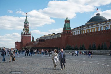 Moskova / Rusya-06.22.2014: Kızıl Meydan ve mimarisi. Şehrin sakinleri ve konukları bölgede yürüyor..