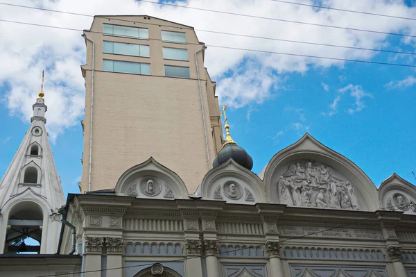 モスクワ ロシア 2014 小さなキリスト教会の屋根の石膏装飾 — ストック写真