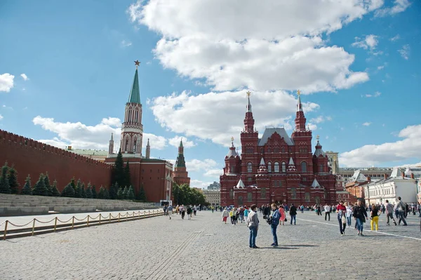 モスクワ ロシア 2014 赤の広場とその建築 市内の住民やゲストは領土内を歩く — ストック写真