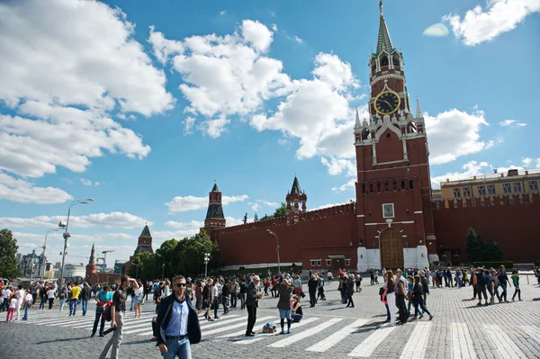 モスクワ ロシア 2014 赤の広場とその建築 市内の住民やゲストは領土内を歩く — ストック写真