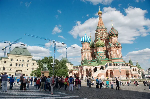 モスクワ ロシア 2014 赤の広場とその建築 市内の住民やゲストは領土内を歩く — ストック写真