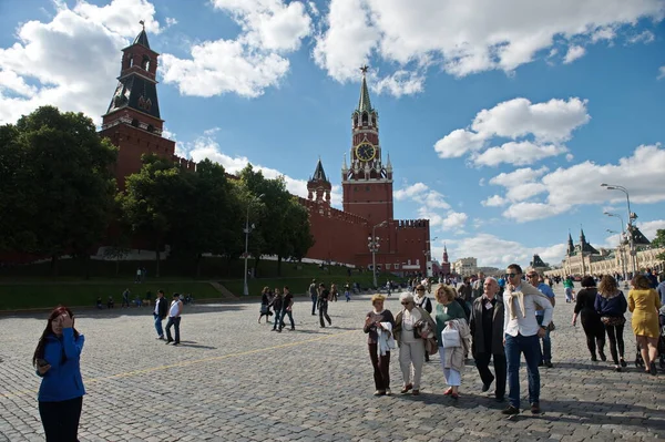 モスクワ ロシア 2014 赤の広場とその建築 市内の住民やゲストは領土内を歩く — ストック写真