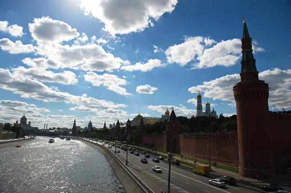 モスクワ ロシア 2014 堤防沿いのモスクワ川と建築風景 — ストック写真