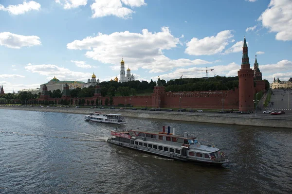 モスクワ ロシア 2014 堤防沿いのモスクワ川と建築風景 — ストック写真