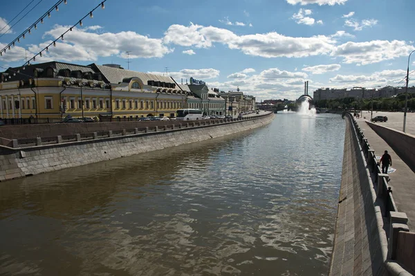 Moskwa Rosja 2014 Widok Rzekę Moskwę Architekturę Wzdłuż Wału — Zdjęcie stockowe