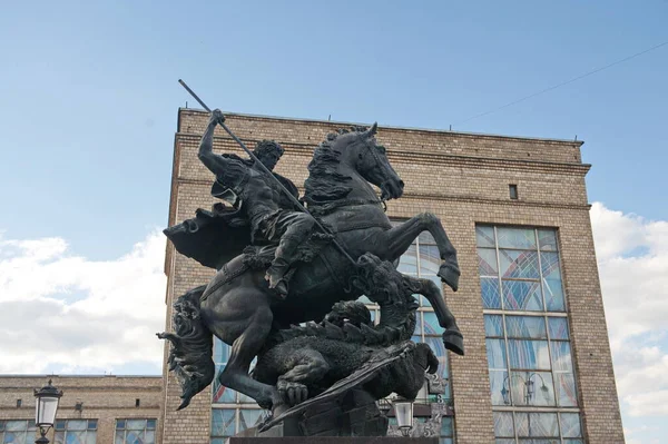 Москва Россия 2014 Статуя Георгия Победоносца Копьем Коне Побежденного Змея — стоковое фото