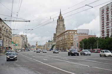 Moskova / Rusya - 06.23.2014: Şehir sokaklarında trafik. İnsanlar ve araçlar işlerine devam ediyorlar. Mimarlık ve elektrik iletişimi.
