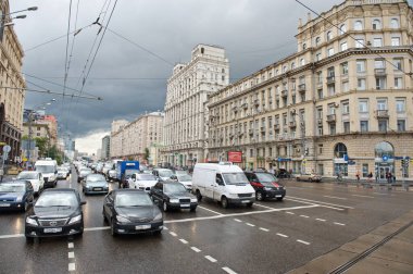 Moskova / Rusya - 06.23.2014: Şehir sokaklarında trafik. İnsanlar ve araçlar işlerine devam ediyorlar. Mimarlık ve elektrik iletişimi.