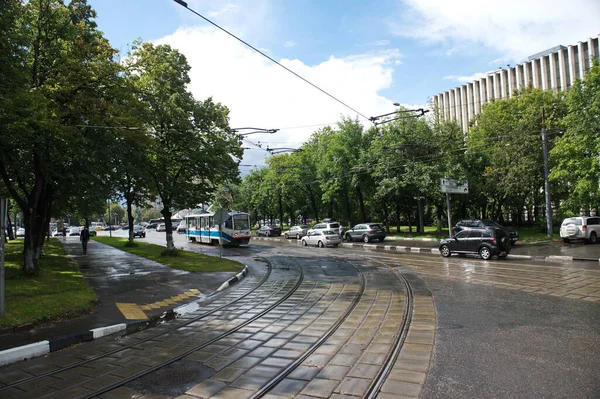 モスクワ ロシア 2014年6月23日 市街地への交通 人々と車は彼らのビジネスについて行っている 建築及び電気通信 — ストック写真