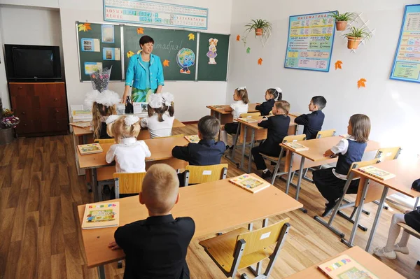 Almaty / Kazakistan - 09.01.2015: Okulun ilk günü. Çocuklar ve öğretmen arasındaki iletişim.